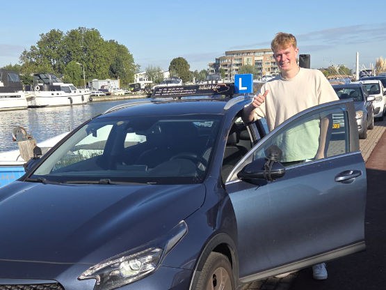 Guido in één keer geslaagd voor zijn autorijbewijs!