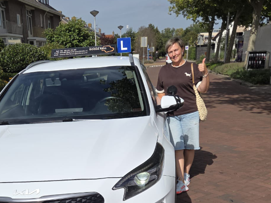 Julia geslaagd voor haar rijexamen bij Rijschool Goede Reis in Noordwijk!